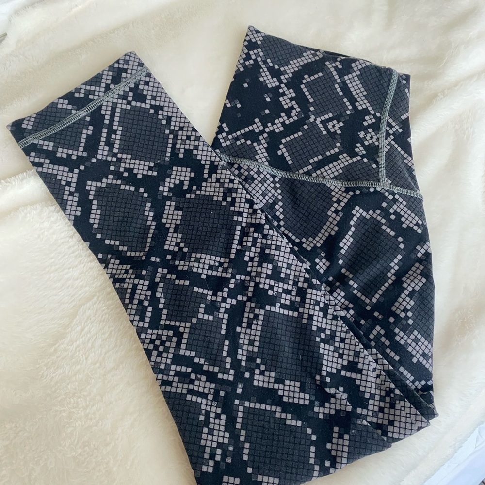 Lululemon Cropped Snakeskin Leggings